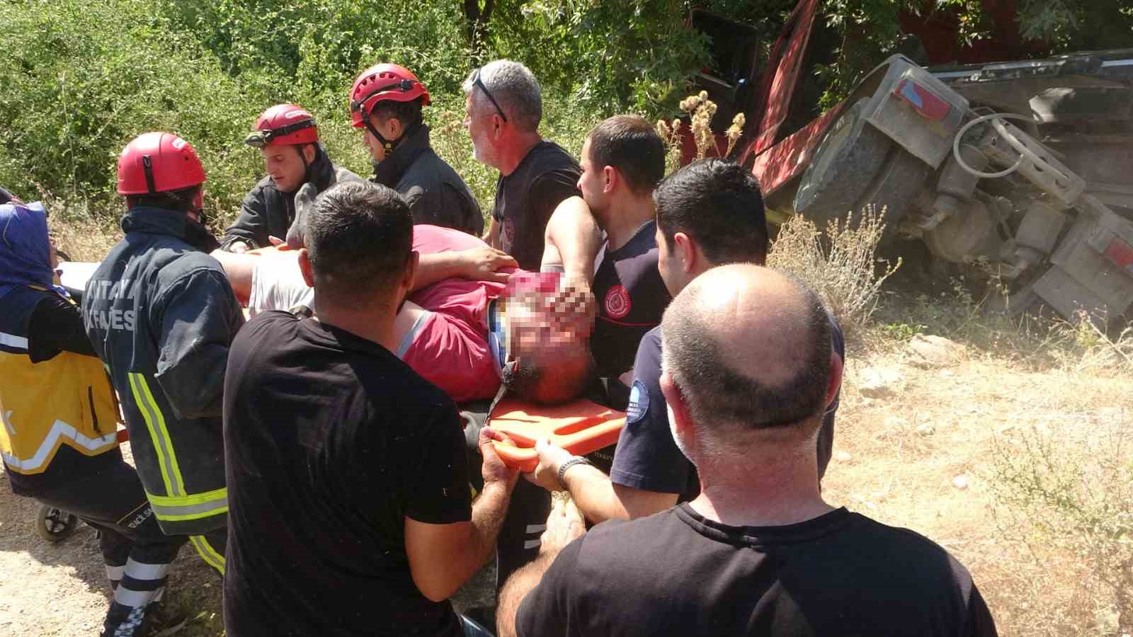 Devrilen çekici çınar ağacına takıldı sürücü araç içinde sıkıştı 4 devrilen cekici cinar agacina takildi surucu arac icinde sikisti 0 lNQ9kgMp