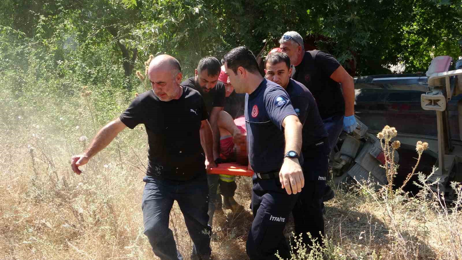 Devrilen çekici çınar ağacına takıldı sürücü araç içinde sıkıştı 5 devrilen cekici cinar agacina takildi surucu arac icinde sikisti 1 iWFjL1aU