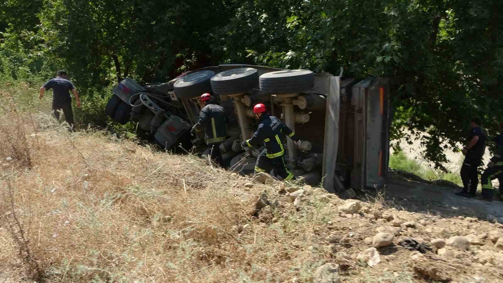 Devrilen çekici çınar ağacına takıldı sürücü araç içinde sıkıştı 7 devrilen cekici cinar agacina takildi surucu arac icinde sikisti 3 Dy2bBzaU