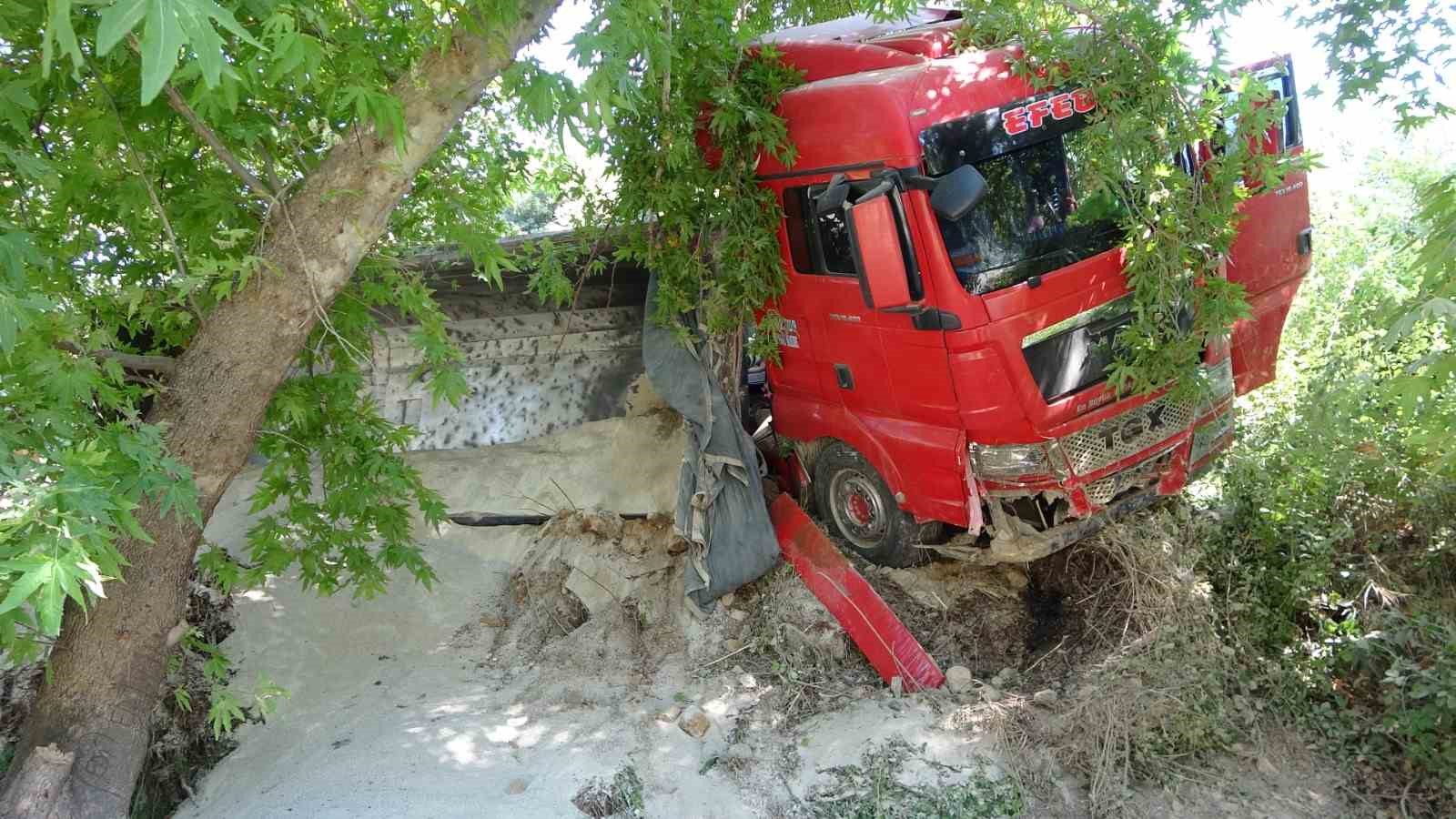 Devrilen çekici çınar ağacına takıldı sürücü araç içinde sıkıştı 9 devrilen cekici cinar agacina takildi surucu arac icinde sikisti 5 iuvkXbVY