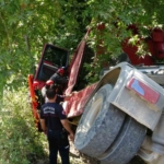 devrilen-cekici-cinar-agacina-takildi-surucu-arac-icinde-sikisti-KsCzyzLr.jpg