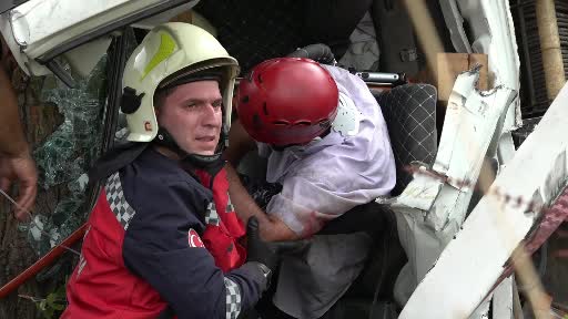 devrilen-cekicide-sikisan-surucu-icin-ekipler-seferber-oldu-SV9TQaUQ.jpg