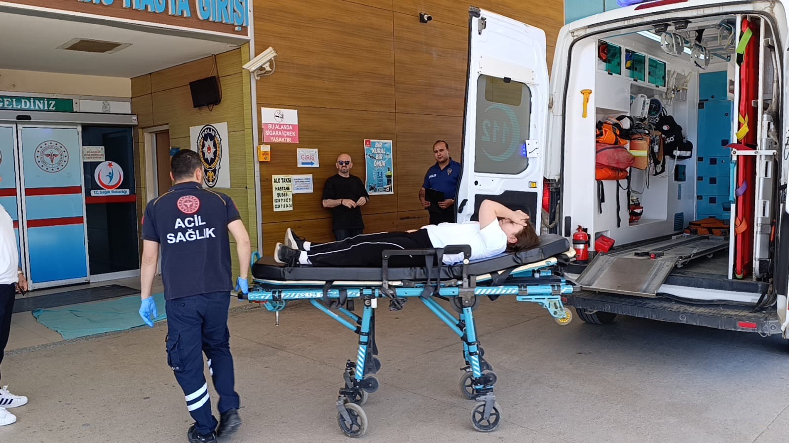 devrilen elektrikli motosikletteki 3 kisi yaralandi 1 VM6ehIEN