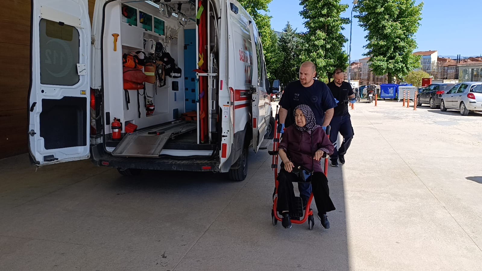 devrilen elektrikli motosikletteki 3 kisi yaralandi 2 4lJtEldH