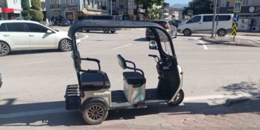 devrilen-elektrikli-motosikletteki-3-kisi-yaralandi-KGiaGX7L.jpg