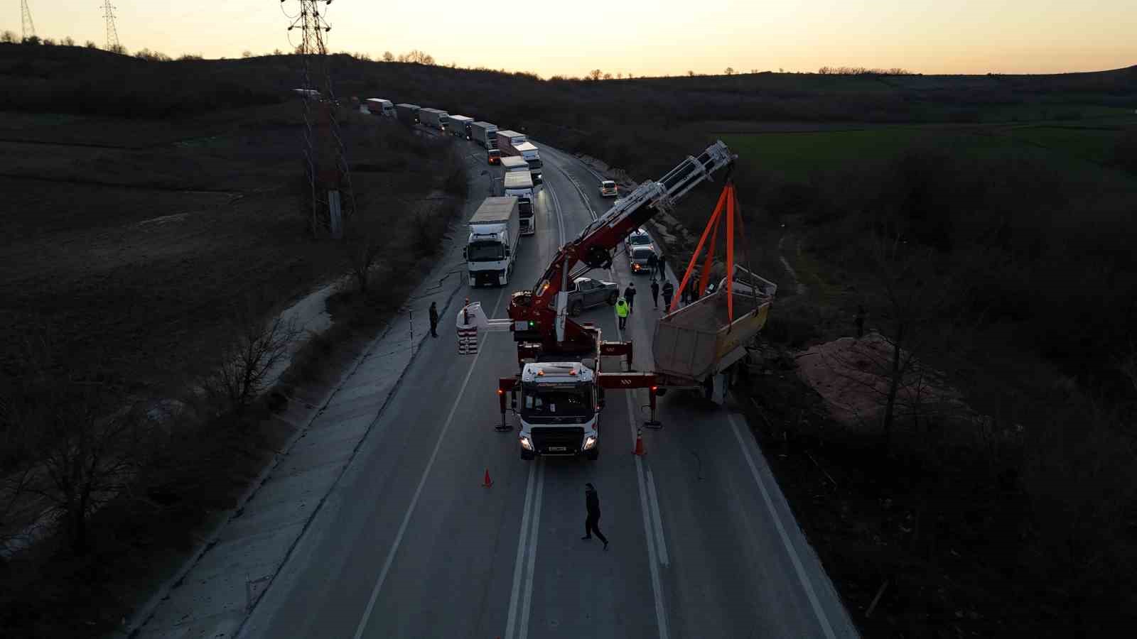 devrilen hafriyat kamyonu uluslararasi yolda trafigi felc etti 1 nd4SVkat