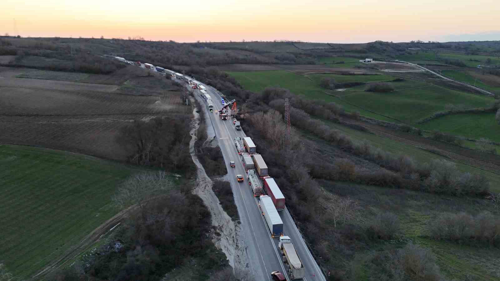 devrilen hafriyat kamyonu uluslararasi yolda trafigi felc etti 2 t3i92BRV