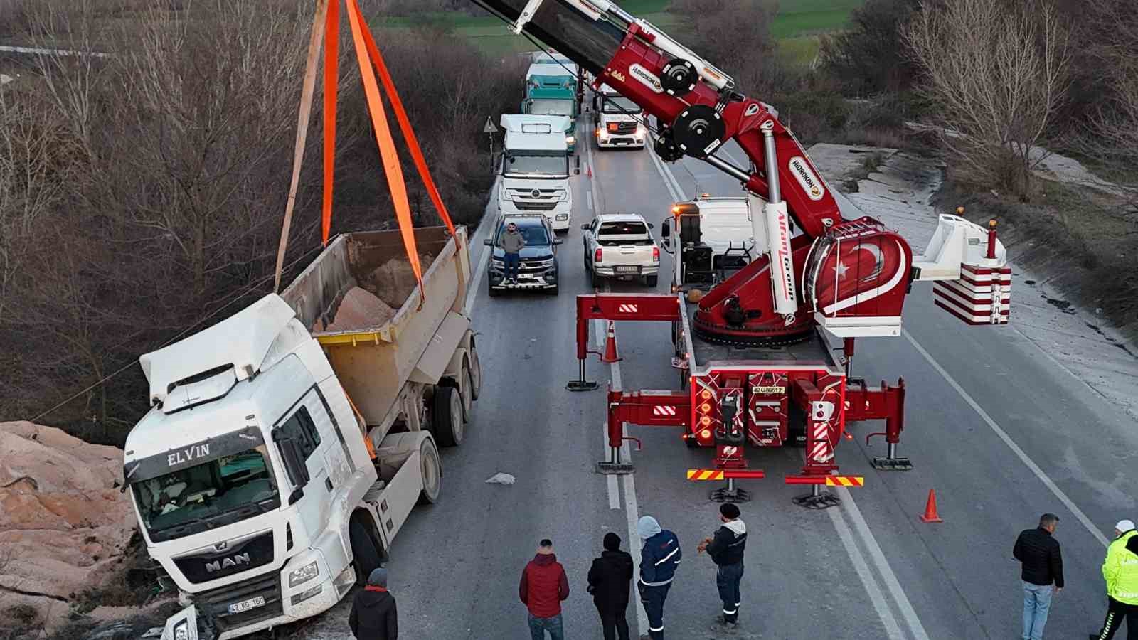 devrilen hafriyat kamyonu uluslararasi yolda trafigi felc etti 3 Jie5iCc9