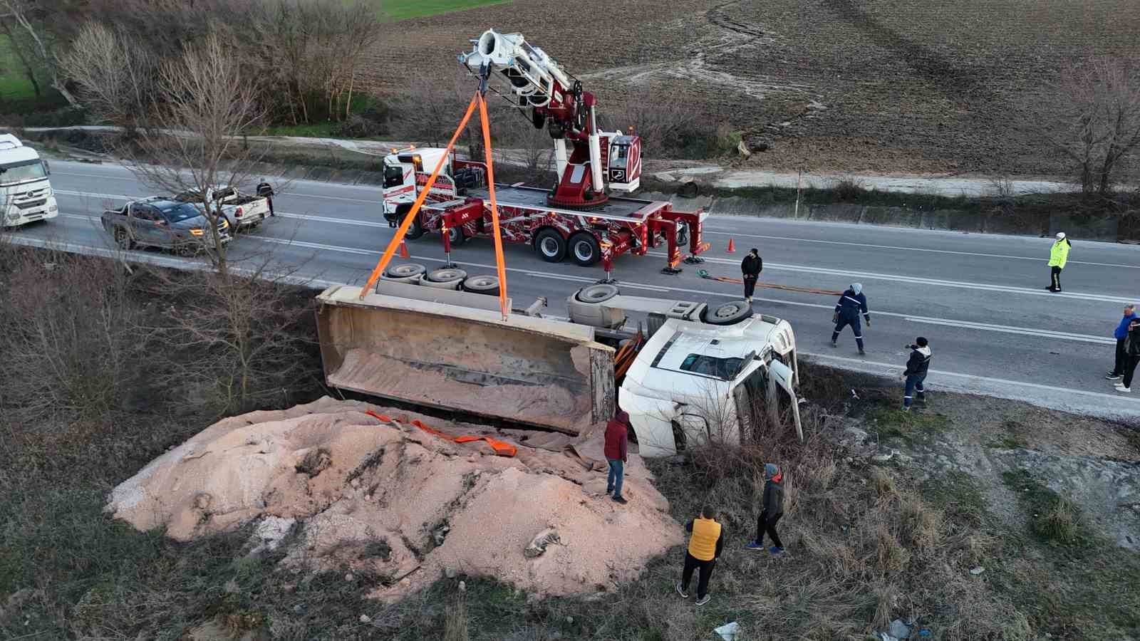 devrilen hafriyat kamyonu uluslararasi yolda trafigi felc etti 4 t8UMnHC8