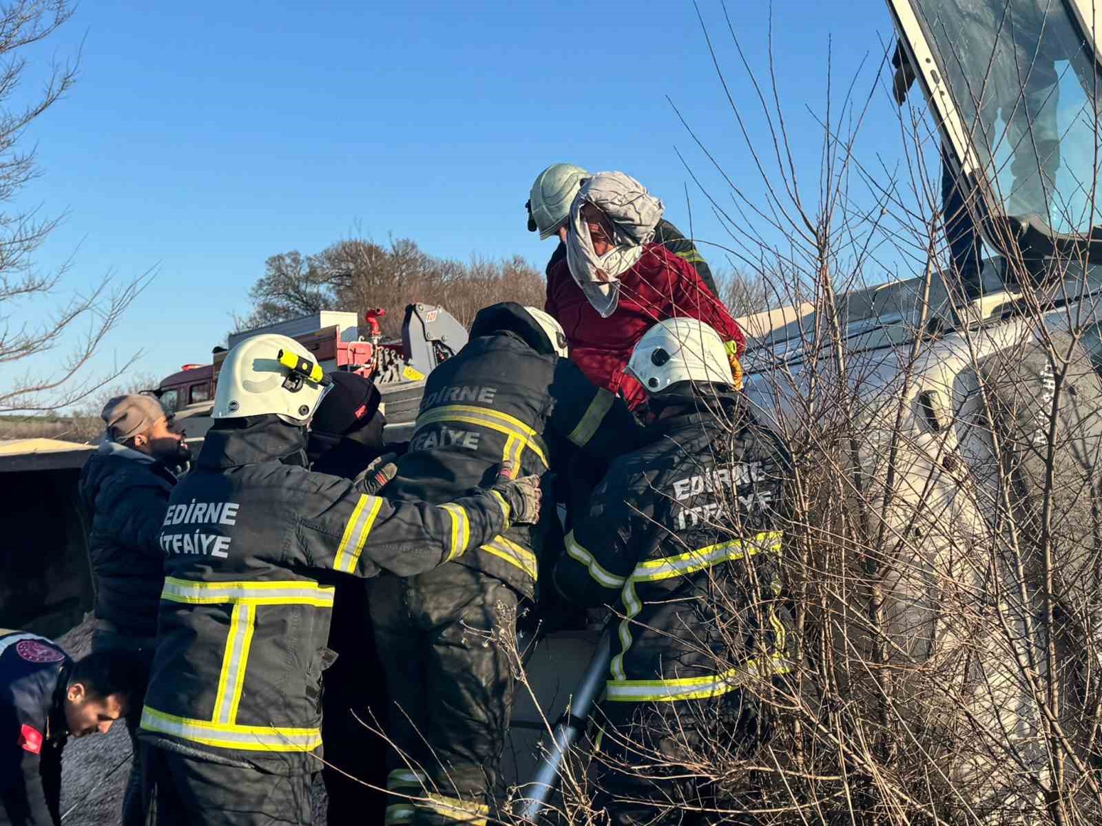 devrilen hafriyat kamyonu uluslararasi yolda trafigi felc etti 5 ehprwRhA
