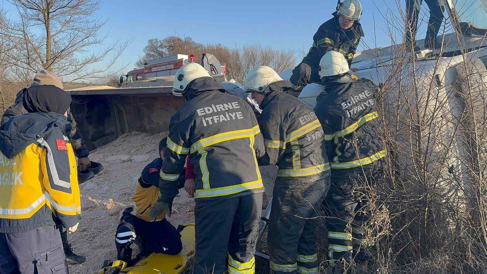 devrilen hafriyat kamyonu uluslararasi yolda trafigi felc etti 6 UqKBUAmI