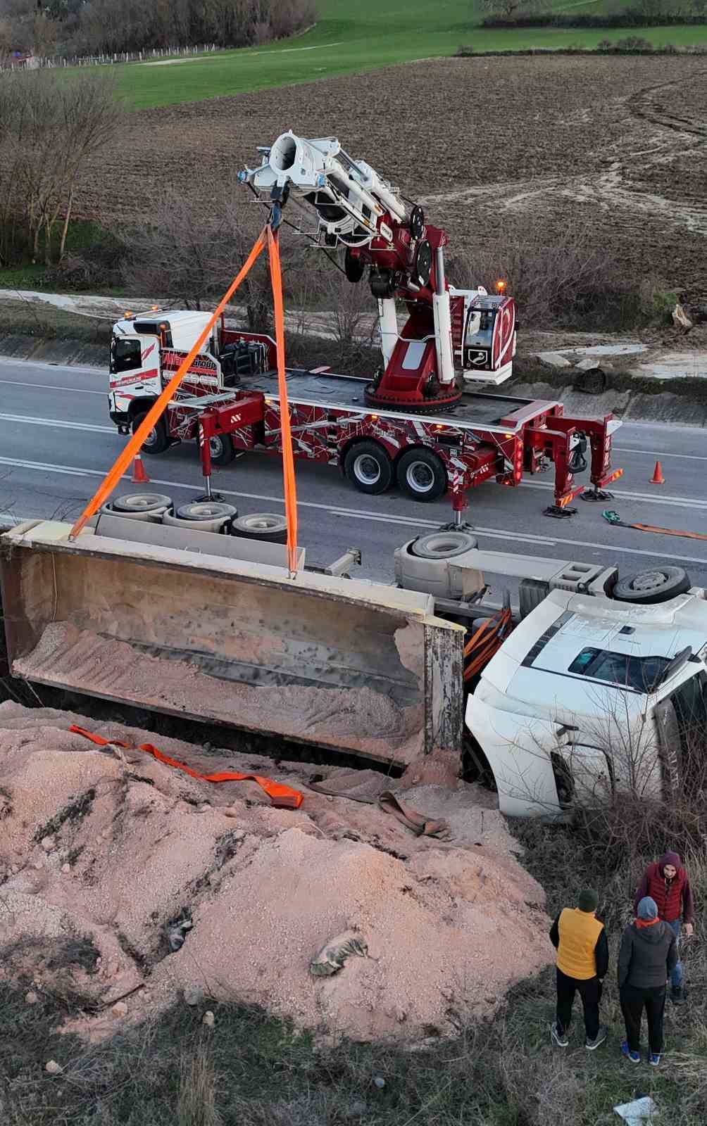 devrilen hafriyat kamyonu uluslararasi yolda trafigi felc etti 7 1sDf1HY7