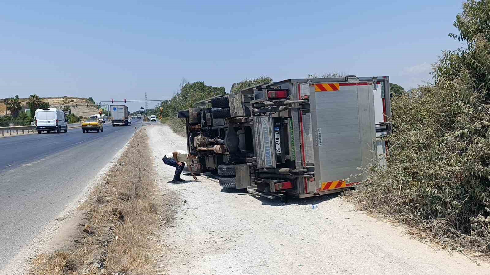 devrilen kamyondan burnu kanamadan cikti aracinin basinda ekipleri bekledi 0 U3JN4cjE