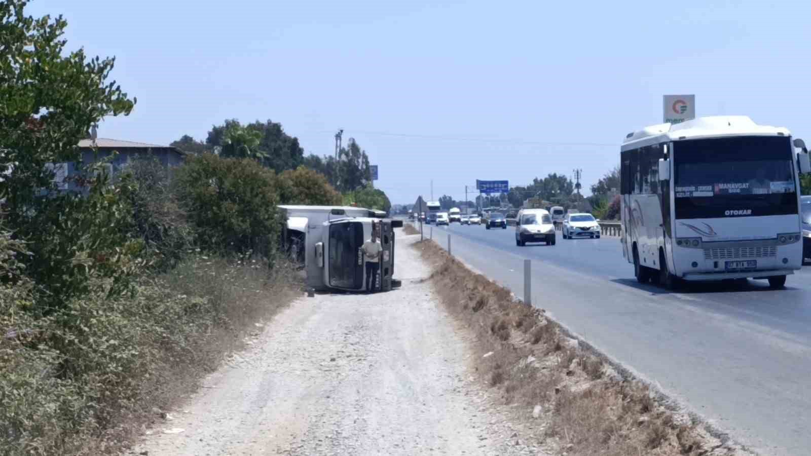devrilen kamyondan burnu kanamadan cikti aracinin basinda ekipleri bekledi 1 PpfJyqid