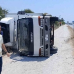 devrilen-kamyondan-burnu-kanamadan-cikti-aracinin-basinda-ekipleri-bekledi-gySefDSe.jpg