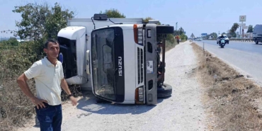 devrilen-kamyondan-burnu-kanamadan-cikti-aracinin-basinda-ekipleri-bekledi-gySefDSe.jpg