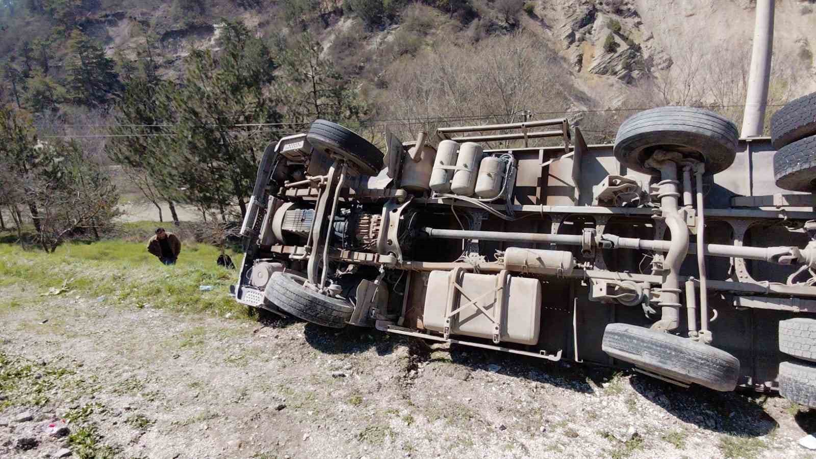 devrilen kamyondan surucu kurtuldu onlarca tavuk telef oldu 2