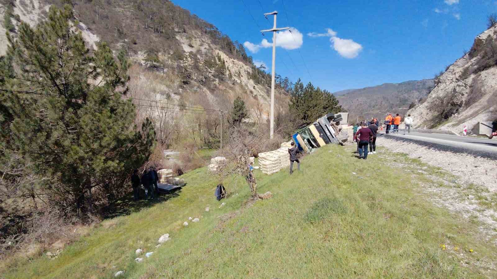 devrilen kamyondan surucu kurtuldu onlarca tavuk telef oldu 3 Lus8tWRU