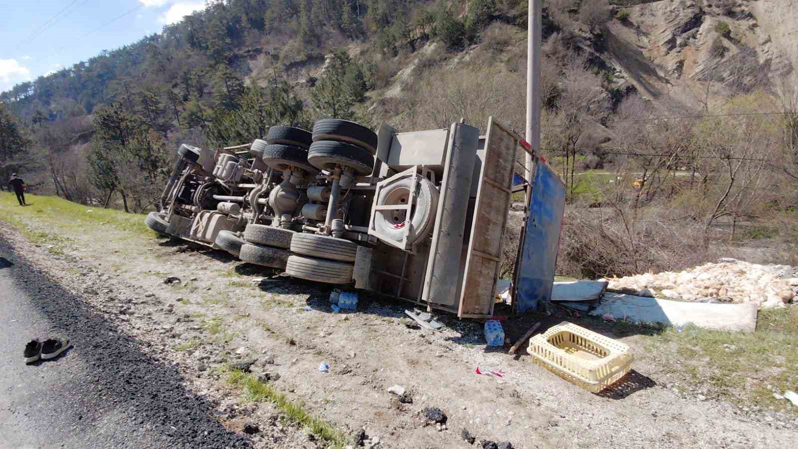 devrilen kamyondan surucu kurtuldu onlarca tavuk telef oldu 6 pSl3wziV