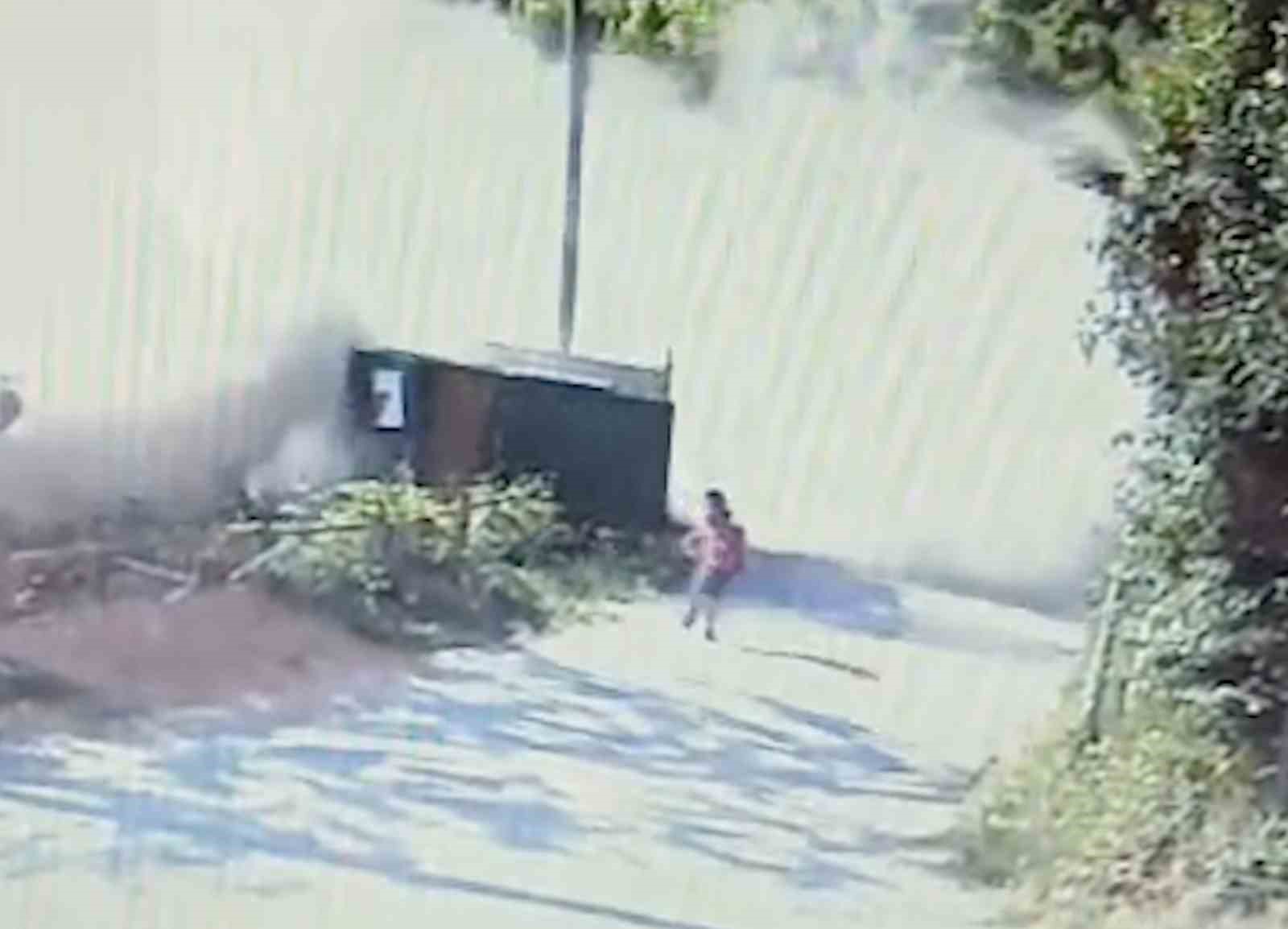 Devrilen kamyonun altında kalmaktan saniyelerle kurtuldu: O anlar kamerada 5 devrilen kamyonun altinda kalmaktan saniyelerle kurtuldu o anlar kamerada 1 AByvhQJR