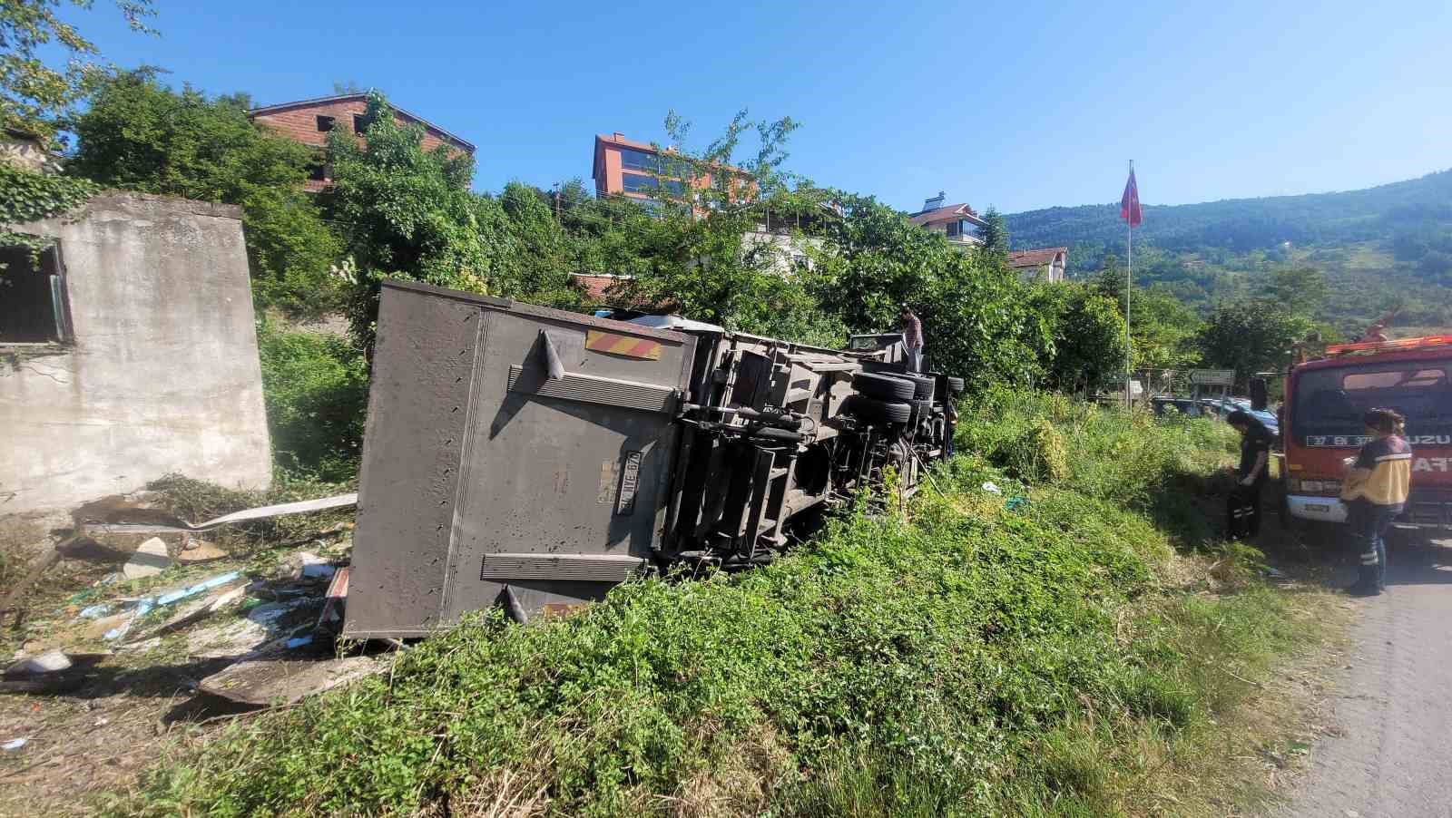 Devrilen kamyonun altında kalmaktan saniyelerle kurtuldu: O anlar kamerada 7 devrilen kamyonun altinda kalmaktan saniyelerle kurtuldu o anlar kamerada 3