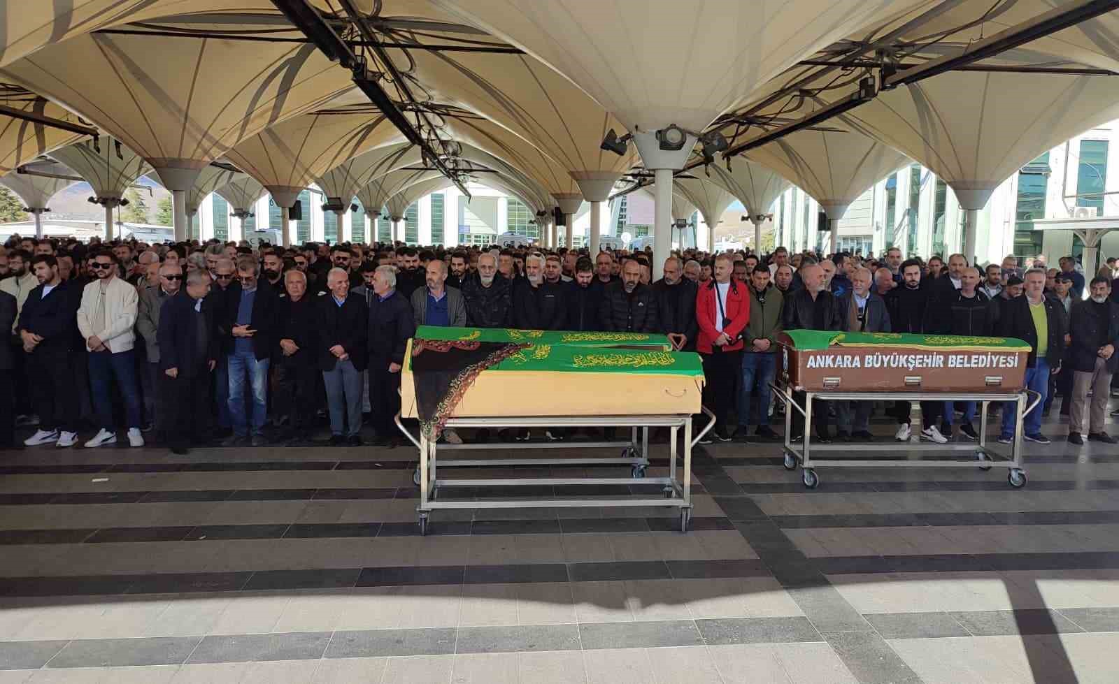 Devrilen konteynerin altında kalarak hayatını kaybeden adam son yolculuğuna uğurlandı 4 devrilen konteynerin altinda kalarak hayatini kaybeden adam son yolculuguna ugurlandi 0