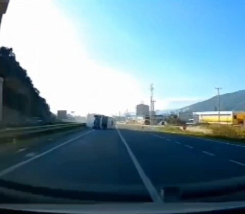 devrilen minibus yolun karsisina gecti 2 w4fLz9BF