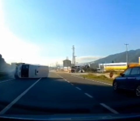 devrilen minibus yolun karsisina gecti 3 pzfe23VQ