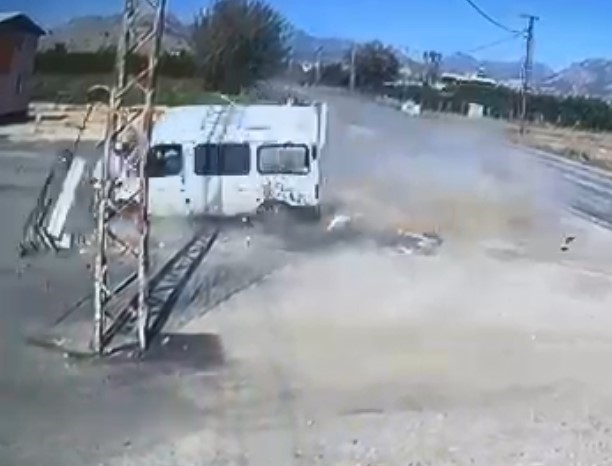 devrilen minibusun surucusu yaralandi kaza ani kamerada 0 ke6191m6