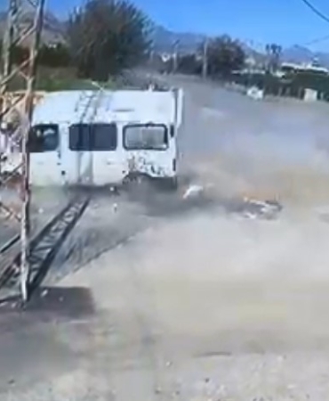 devrilen-minibusun-surucusu-yaralandi-kaza-ani-kamerada-iNZGSupu.jpg