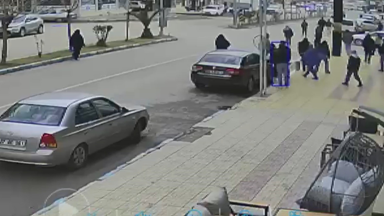 devrilen motosiklet surucusu metrelerce suruklendi 2 kBDrqaLH