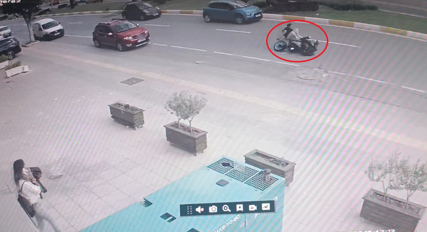 devrilen motosikletle beraber metrelerce suruklendiler 1 gEqYkbUn