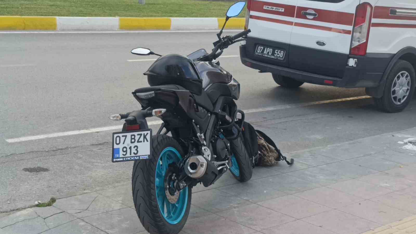 devrilen motosikletle beraber metrelerce suruklendiler 6 LSc86zUF