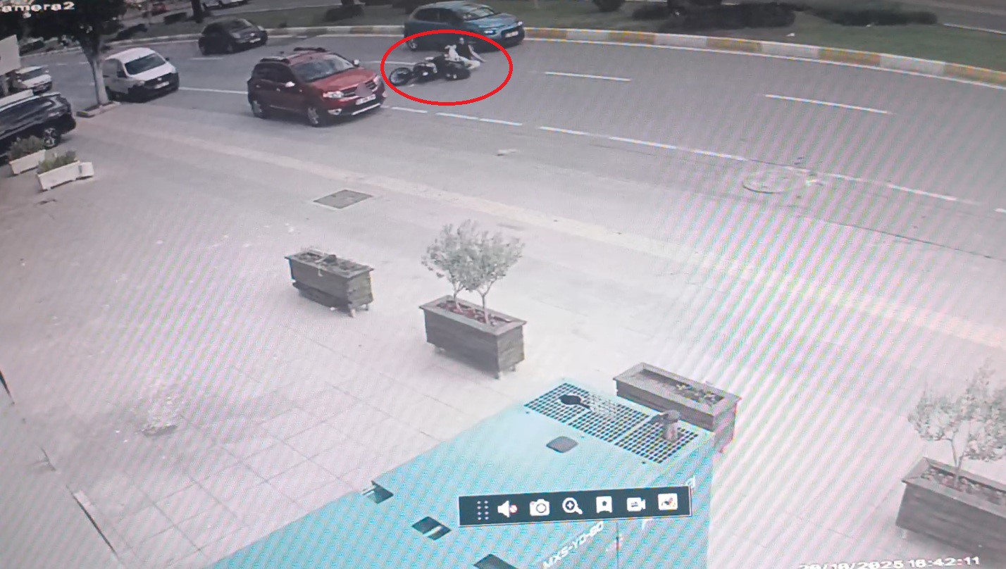 devrilen motosikletle beraber metrelerce suruklendiler 7 ZJkG4vNU
