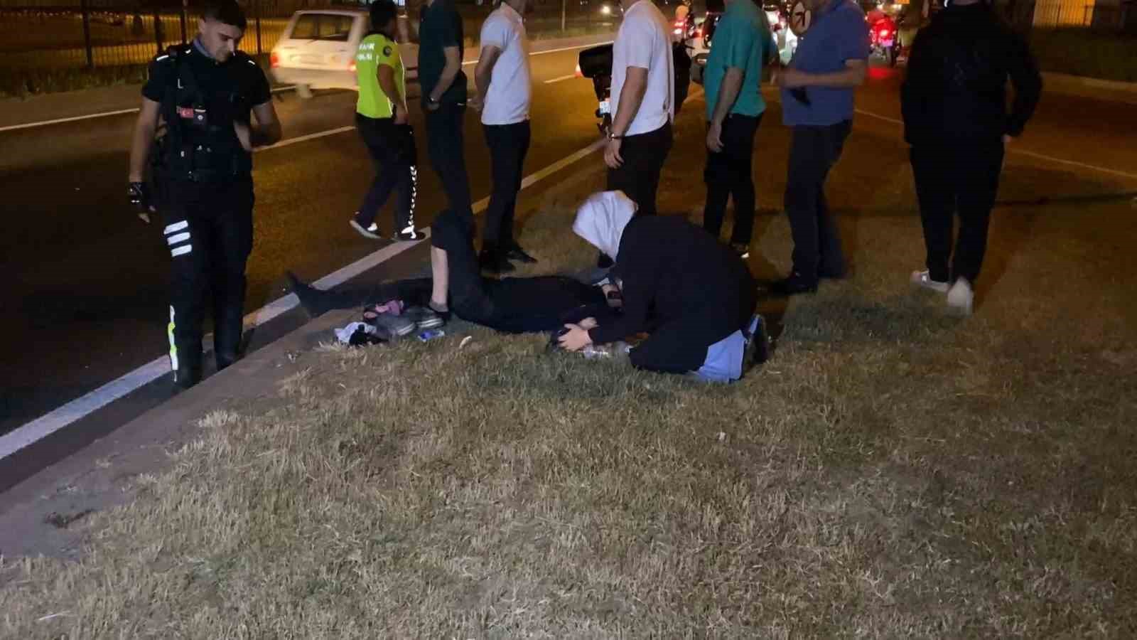 Devrilen motosikletten düşen genç yaralandı, annesi yanından ayrılmadı 5 devrilen motosikletten dusen genc yaralandi annesi yanindan ayrilmadi 1 pygRtW2A