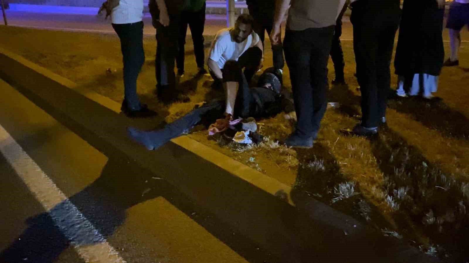 Devrilen motosikletten düşen genç yaralandı, annesi yanından ayrılmadı 7 devrilen motosikletten dusen genc yaralandi annesi yanindan ayrilmadi 3 eEPhyDG3