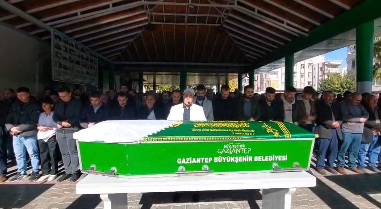 devrilen otomobilde hayatini kaybeden kadin memleketinde defnedildi 0 mgEns2PA