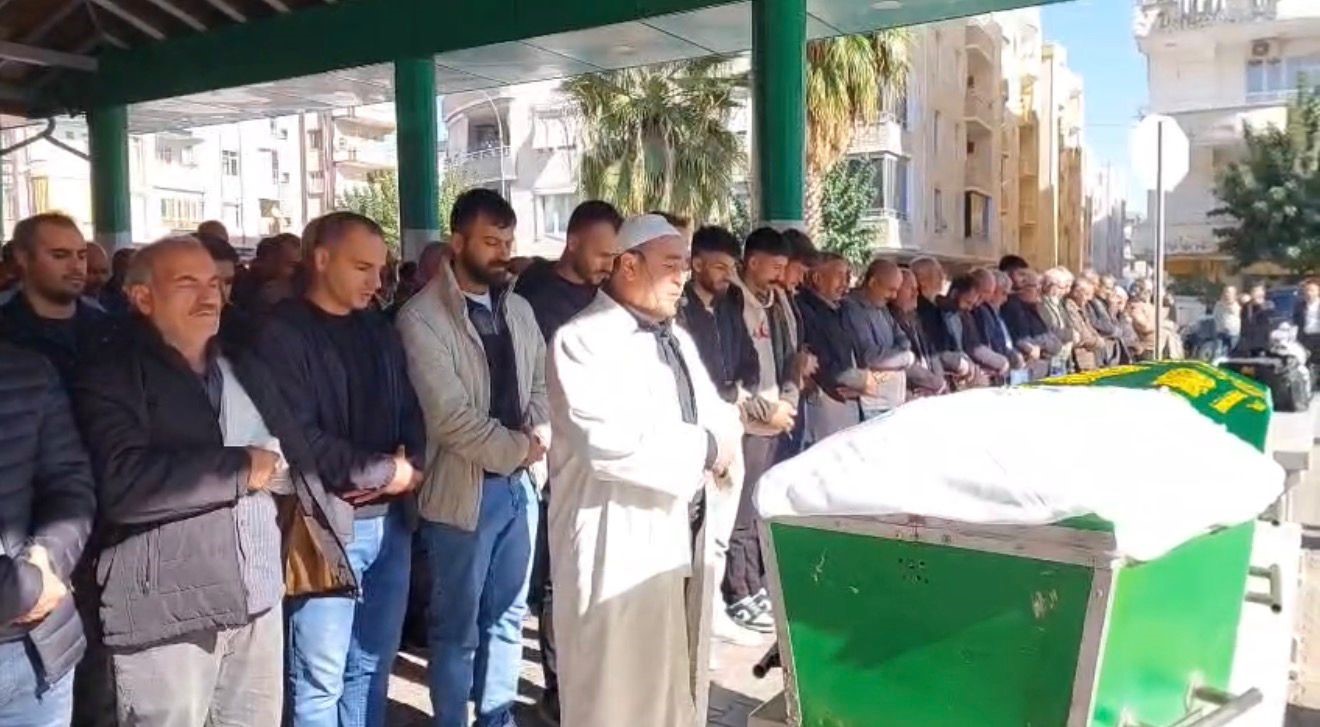 devrilen otomobilde hayatini kaybeden kadin memleketinde defnedildi 1 GyE75y2s