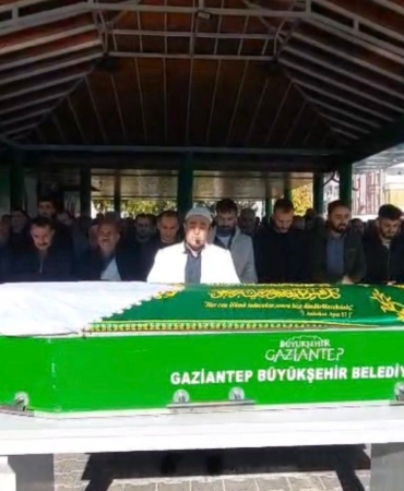 devrilen-otomobilde-hayatini-kaybeden-kadin-memleketinde-defnedildi-qwBpiDR9.jpg