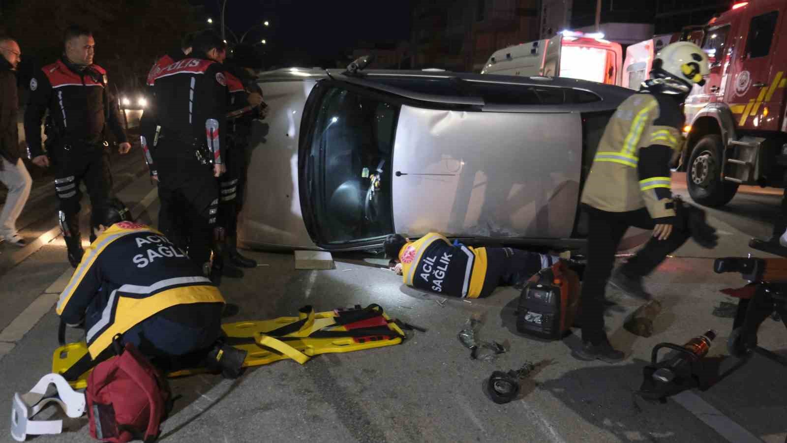 devrilen otomobilin altinda kalan surucu itfaiye ekiplerince cikarildi 0 wyz6qO9N