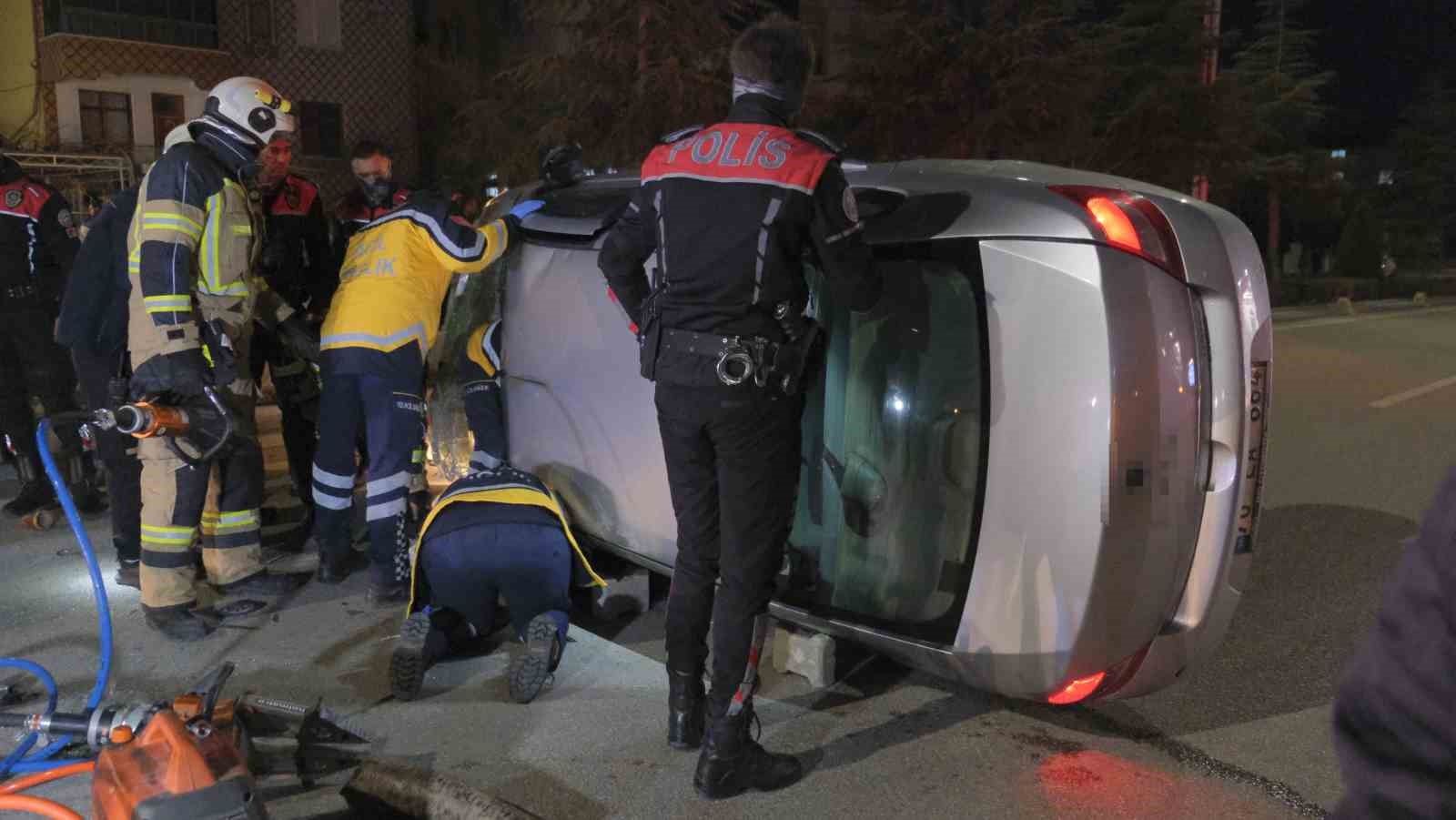 devrilen otomobilin altinda kalan surucu itfaiye ekiplerince cikarildi 4 I6y1EbmN