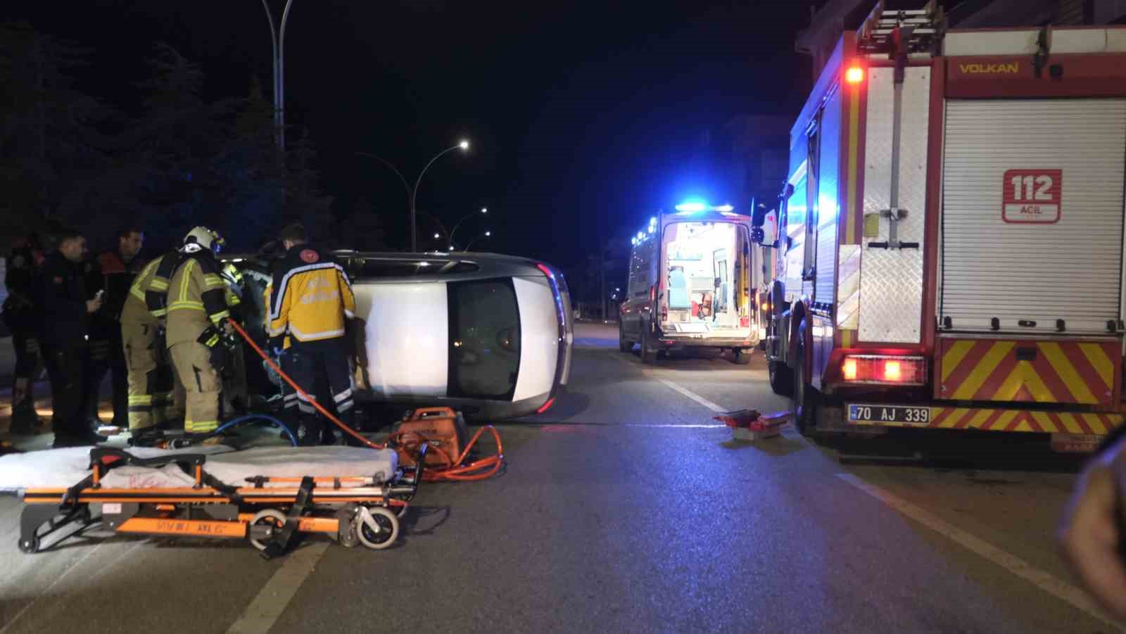 devrilen otomobilin altinda kalan surucu itfaiye ekiplerince cikarildi 5 kQHIJ2sc