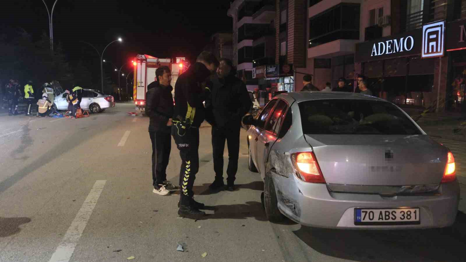 devrilen otomobilin altinda kalan surucu itfaiye ekiplerince cikarildi 6 eS57PjNJ