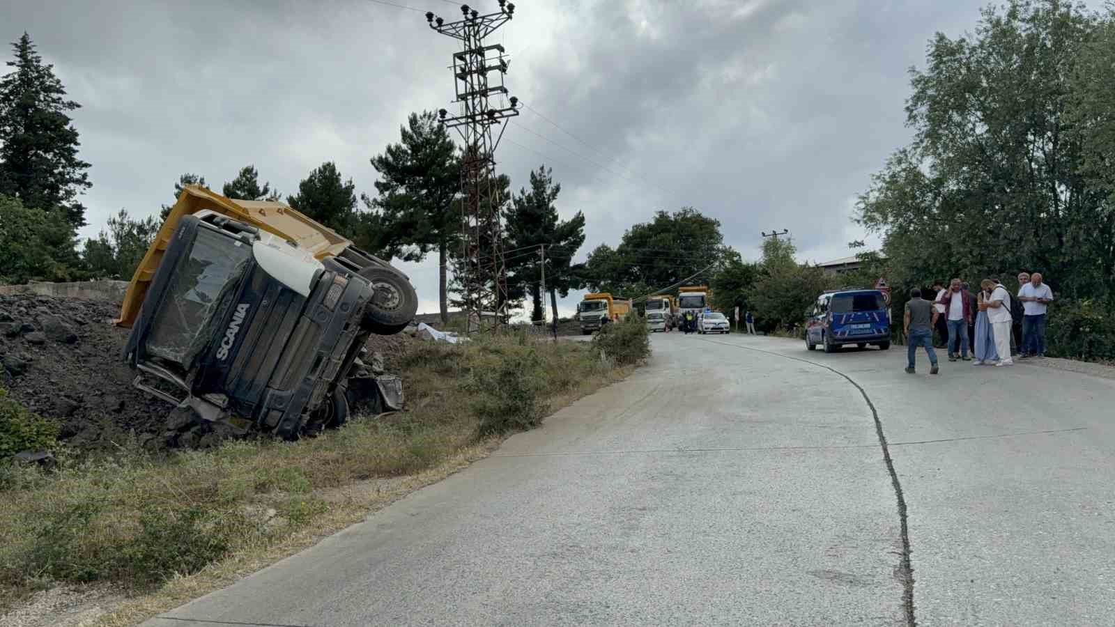 Devrilen taş yüklü kamyonun sürücüsü öldü, savrulan taşlar evin duvarını yıktı 5 devrilen tas yuklu kamyonun surucusu oldu savrulan taslar evin duvarini yikti 1 6gDsFLIp