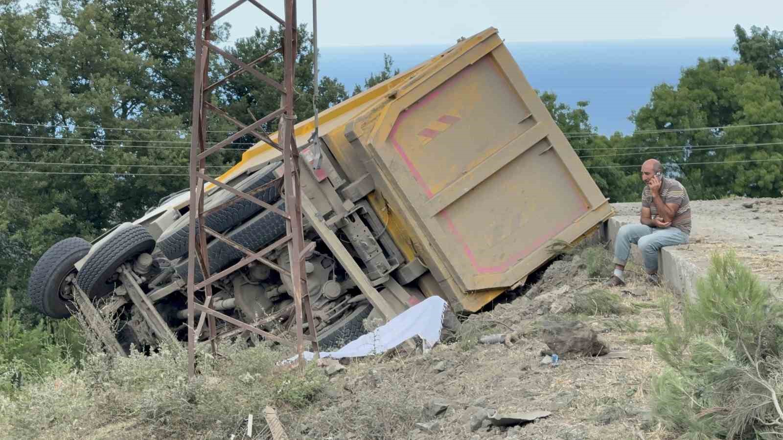Devrilen taş yüklü kamyonun sürücüsü öldü, savrulan taşlar evin duvarını yıktı 16 devrilen tas yuklu kamyonun surucusu oldu savrulan taslar evin duvarini yikti 12 21qLrrn9