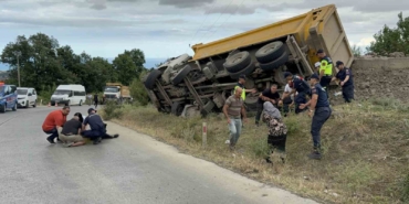 devrilen-tas-yuklu-kamyonun-surucusu-oldu-savrulan-taslar-evin-duvarini-yikti-1wGSrKBu.jpg