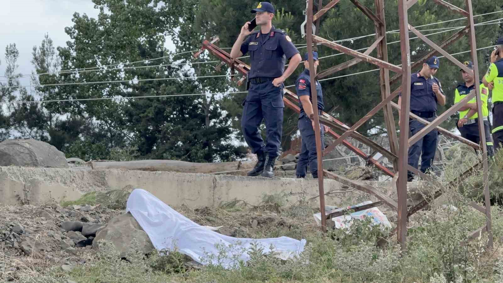 Devrilen taş yüklü kamyonun sürücüsü öldü, savrulan taşlar evin duvarını yıktı 6 devrilen tas yuklu kamyonun surucusu oldu savrulan taslar evin duvarini yikti 2 bDeIIZZz