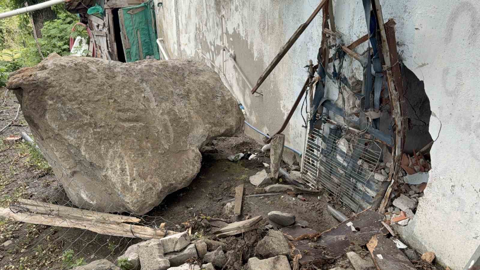 Devrilen taş yüklü kamyonun sürücüsü öldü, savrulan taşlar evin duvarını yıktı 8 devrilen tas yuklu kamyonun surucusu oldu savrulan taslar evin duvarini yikti 4 umXDXqG2