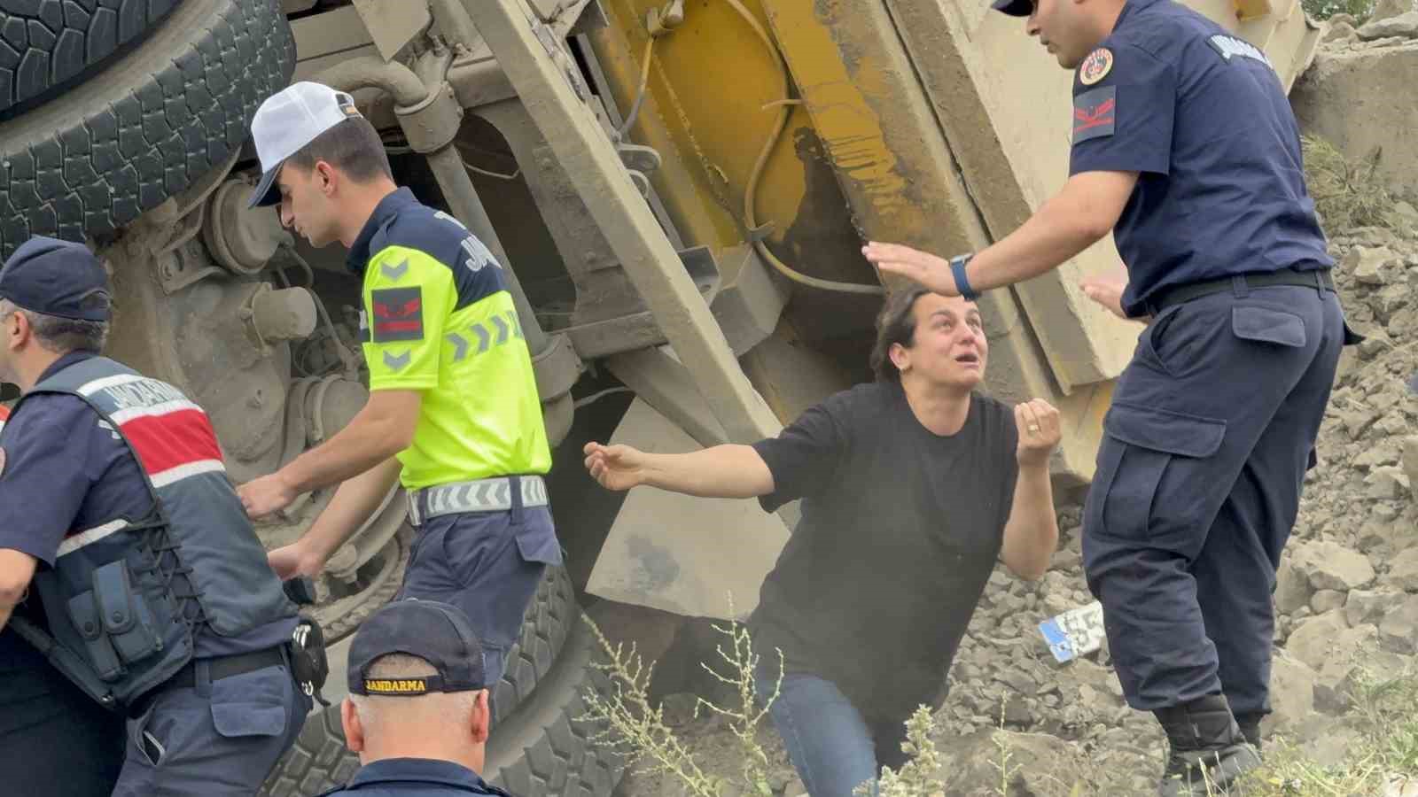 Devrilen taş yüklü kamyonun sürücüsü öldü, savrulan taşlar evin duvarını yıktı 10 devrilen tas yuklu kamyonun surucusu oldu savrulan taslar evin duvarini yikti 6 iIHsKuSW