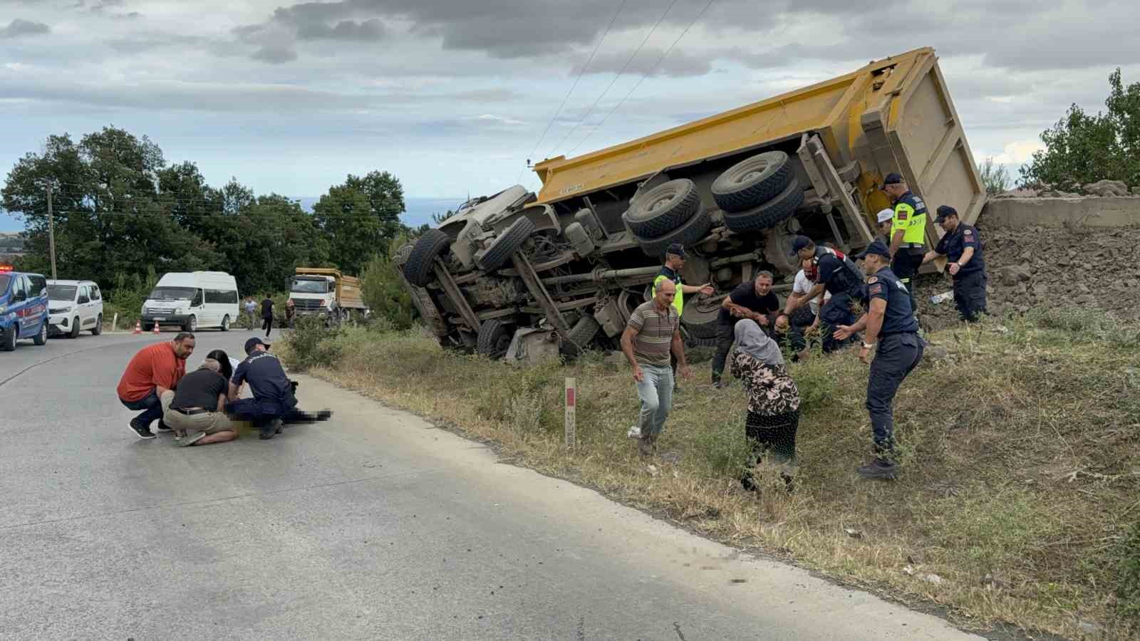 Devrilen taş yüklü kamyonun sürücüsü öldü, savrulan taşlar evin duvarını yıktı 12 devrilen tas yuklu kamyonun surucusu oldu savrulan taslar evin duvarini yikti 8 Nfcajwmz